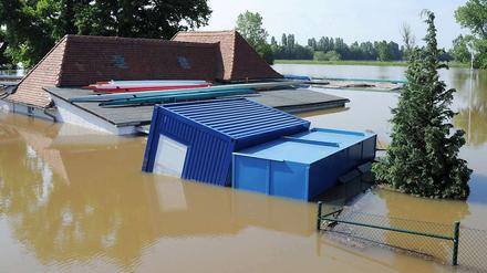 Das Gelände eines Bootshauses an der Elbe ist in Mühlberg (Brandenburg) bereits überflutet. 