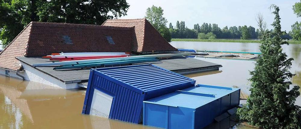 Das Gelände eines Bootshauses an der Elbe ist in Mühlberg (Brandenburg) bereits überflutet.