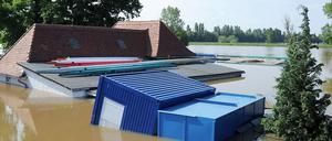 Das Gelände eines Bootshauses an der Elbe ist in Mühlberg (Brandenburg) bereits überflutet. 