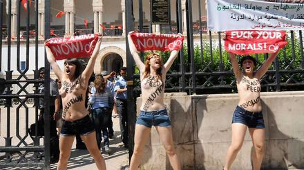 Nackter Proteste in Tunis. Die Protestaktion vom 29. Mai hat für eine junge deutsche Studentin äußerst unangenehme Folgen. Ein tunesisches Gericht verurteilte sie am Mittwoch zu vier Monaten Haft - ohne Bewährung.