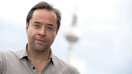 Der Schauspieler Jan Joseph Liefers hat zusammen mit dem Cinema-for-Peace-Gründer Jaka Bizilj das Krisengebiet in Syrien besucht.