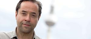 Der Schauspieler Jan Joseph Liefers hat zusammen mit dem Cinema-for-Peace-Gründer Jaka Bizilj das Krisengebiet in Syrien besucht.