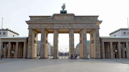 Deutschlandweit fällt die Arbeitslosenzahl wieder unter drei Millionen. Auch in Berlin sinkt die Arbeitslosenquote - und bleibt im Ländervergleich doch die höchste.
