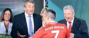 Wolfgang Niersbach, 62, nahm an der Seite von Bundespräsident Joachim Gauck vor einer Woche die Ehrung im DFB-Pokal vor. Seit März 2012 ist Niersbach Präsident des Deutschen Fußball-Bundes. Zuvor war er an der Seite von Franz Beckenbauer verantwortlich für die WM 2006 in Deutschland. Inzwischen ist er Mitglied des Uefa-Exekutivkomitees.