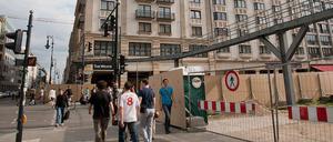 Die Baustelle für den U-Bahnhof Unter den Linden von oben, unten blockiert derzeit ein Riesen-Findling die Arbeiten.