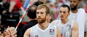 Die Bamberger John Goldsberry (v. l. n. r.), Karsten Tadda und Sharrod Ford klatschen nach dem 98:79-Sieg mit den Fans ab.