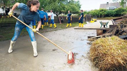 Weg damit. Überall liegt jetzt Schlamm und Dreck, da, wo vorher das Hochwasser stand. Es müssen auch noch Sandsäcke gefüllt oder wieder wegtransportiert und Schutt muss fachgerecht weggeräumt werden. Viele Freiwillige werden gebraucht.