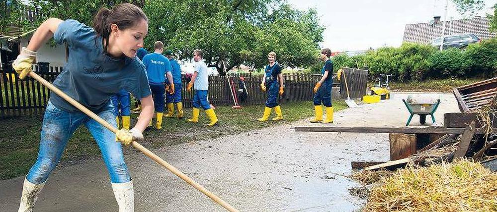 Weg damit. Überall liegt jetzt Schlamm und Dreck, da, wo vorher das Hochwasser stand. Es müssen auch noch Sandsäcke gefüllt oder wieder wegtransportiert und Schutt muss fachgerecht weggeräumt werden. Viele Freiwillige werden gebraucht.
