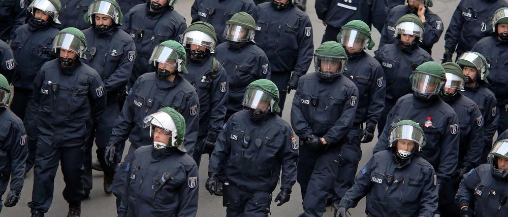 Die Kennzeichnungspflicht für Polizisten hat laut Innensenator Henkel nicht zu vermehrten Übergriffen auf Polizisten geführt.