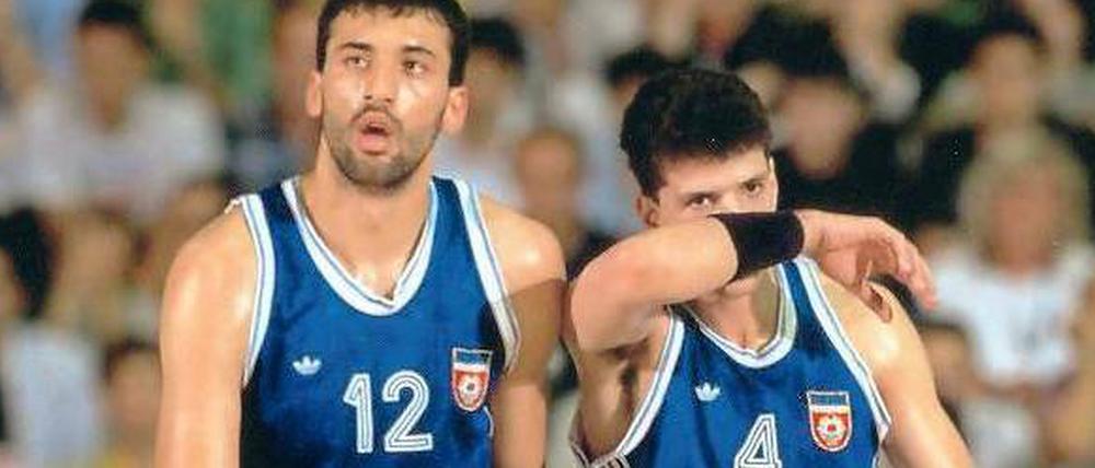 Für immer getrennt: Bis zum Zusammenbruch Jugoslawiens spielten der Serbe Vlade Divac (l.) und der Kroate Drazen Petrovic in derselben Basketball-Nationalmannschaft.