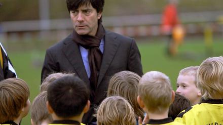 Der Jugend ein Vorbild. Auch Bundestrainer Jogi Löw engagiert sich beim Halbwuchs.