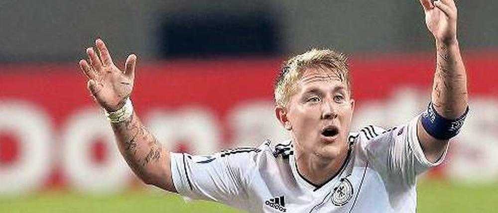 Auf dem Boden der Tatsachen: Kapitän Lewis Holtby hofft auf einen Lerneffekt.