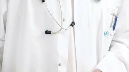 Amtsträger in Weiß. Seit Jahren sind im Gesundheitsdienst des Landes Berlin zu wenig Ärzte beschäftigt. Die Amtsärzte tragen dazu bei, dass die medizinische und soziale Betreuung der Berliner gesichert ist.
