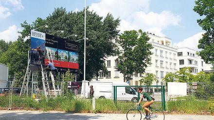 Hinterm Bauzaun beginnt der Luxus. Der „Diplomatenpark“ liegt mitten im Großstadtgetümmel zwischen Köbis- und Tiergartenstraße.