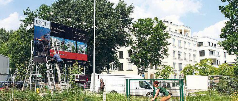 Hinterm Bauzaun beginnt der Luxus. Der „Diplomatenpark“ liegt mitten im Großstadtgetümmel zwischen Köbis- und Tiergartenstraße.