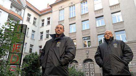 An elf Neuköllner Schulen standen bisher Wachschützer, wie hier die Sicherheitsleute vor dem Albert-Schweitzer-Gymnasium. 
