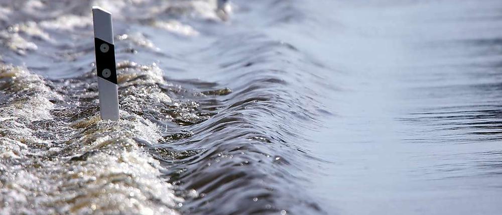 Hochwasser in Sachsen-Anhalt: Die Begrenzungspfosten der Bundesstraße B107 vor Schönfeld (Sachsen-Anhalt) sind am Donnerstag vom steigenden Hochwasser umspült. Durch den Deichbruch bei Fischbeck im Landkreis Stendal strömt das Hochwasser weiter Richtung Osten.