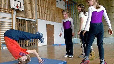 Junge Sportler in Aktion.