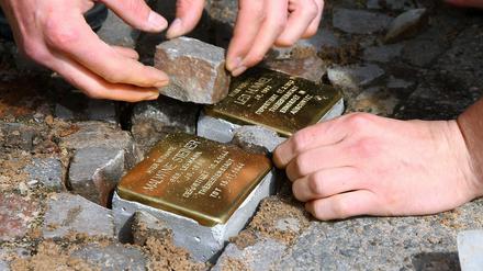 Bautechnikschüler verlegten erst am Montag die Stolpersteine, die nun beschmiert wurden.