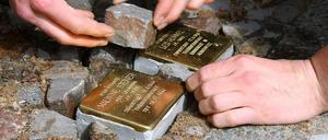Bautechnikschüler verlegten erst am Montag die Stolpersteine, die nun beschmiert wurden.