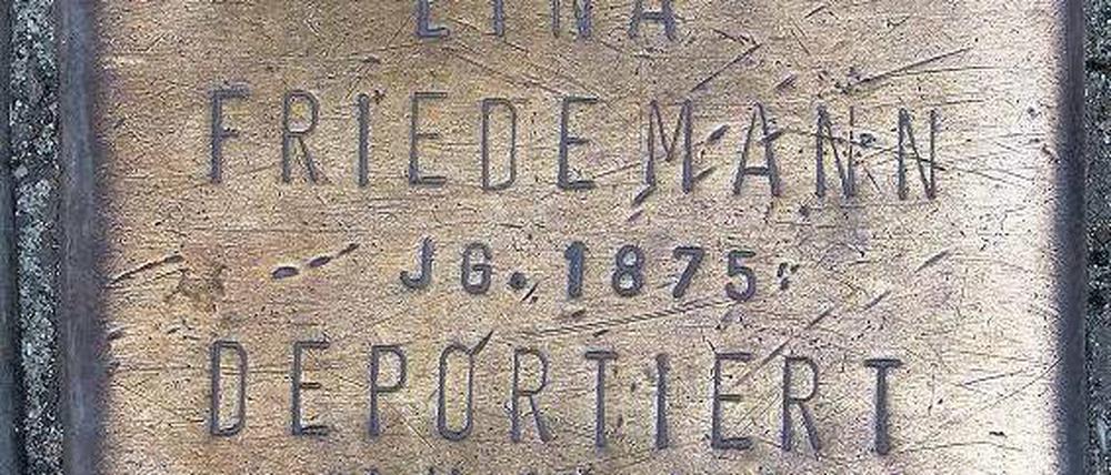 Alte Spuren, neue Spuren. Der erste Gedenkstein, der noch illegal an der Oranienstraße verlegt worden war, erzählt auch Geschichten aus den letzten 17 Jahren. 
