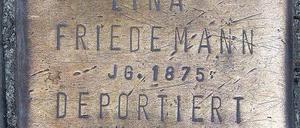 Alte Spuren, neue Spuren. Der erste Gedenkstein, der noch illegal an der Oranienstraße verlegt worden war, erzählt auch Geschichten aus den letzten 17 Jahren. 