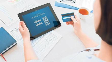 Tablets und Smartphones lösen den klassischen PC zunehmend ab. Doch ohne Virenscanner und Firewalls sind die Mobilgeräte größeren Gefahren ausgesetzt. Dies sollte beim Mobile Banking bedacht werden. Foto: bloomua/Fotolia