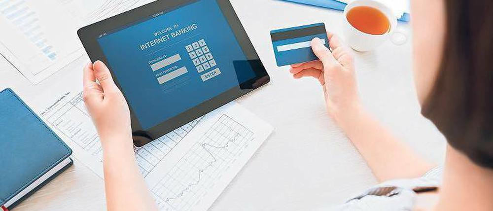 Tablets und Smartphones lösen den klassischen PC zunehmend ab. Doch ohne Virenscanner und Firewalls sind die Mobilgeräte größeren Gefahren ausgesetzt. Dies sollte beim Mobile Banking bedacht werden. Foto: bloomua/Fotolia