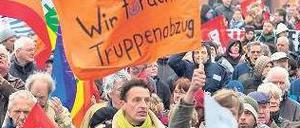 Ausschließen wollen die FU-Studierenden „Projekte explizit militärischen Nutzens“. Im Bild ein Berliner Ostermarsch.