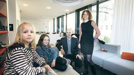 Freuen sich auf Besuch. Die vierköpfige Familie Wiechers soll in den kommenden Monaten die Alltagstauglichkeit ihres Effizienzhauses Plus testen.