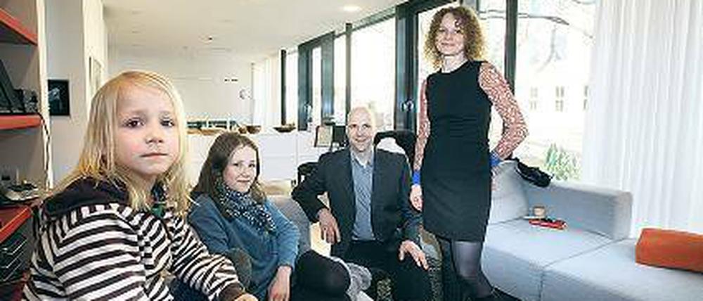 Freuen sich auf Besuch. Die vierköpfige Familie Wiechers soll in den kommenden Monaten die Alltagstauglichkeit ihres Effizienzhauses Plus testen.