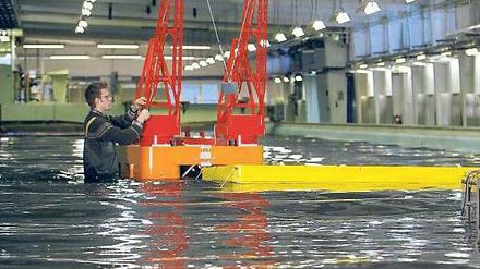 Die perfekte Welle. Im neuen Seegangsbecken der Technischen Universität simulieren Meeresforscher riesige Wellen, um Schiffsmodelle zu testen und die Bekämpfung von Ölunfällen zu üben. 