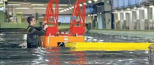 Die perfekte Welle. Im neuen Seegangsbecken der Technischen Universität simulieren Meeresforscher riesige Wellen, um Schiffsmodelle zu testen und die Bekämpfung von Ölunfällen zu üben. 