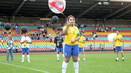 Alex Alves' Tochter Alessandra auf dem Spielfeld des Friedrich-Ludwig-Jahn-Sportparks.