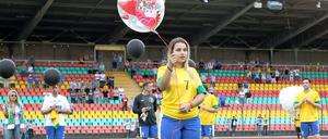 Alex Alves' Tochter Alessandra auf dem Spielfeld des Friedrich-Ludwig-Jahn-Sportparks.
