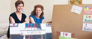 Ursula Moffitt (links im Bild) und Zara Morris porträtieren zehn junge Neuköllner. Das Projekt "Ja, ich wohne hier" entstand auf den Straßen Neuköllns - und im eigenen Wohnzimmer.