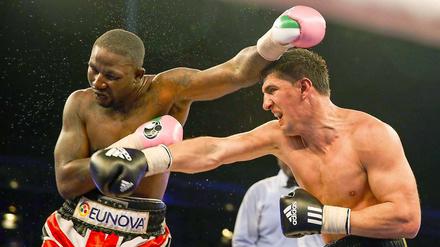 Viel Aufwand, wenig Effekt: Marco Huck (r.) siegte in einem schwachen Boxkampf nach Punkten gegen den Herausforderer Ola Afolabi.