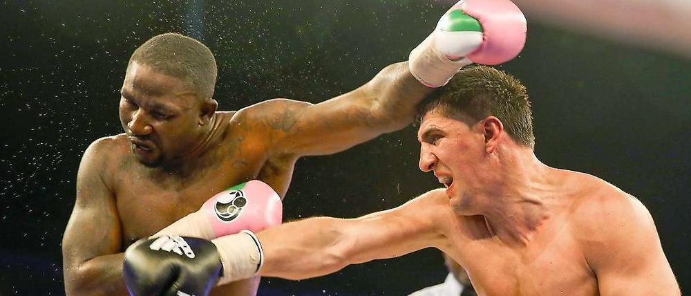 Viel Aufwand, wenig Effekt: Marco Huck (r.) siegte in einem schwachen Boxkampf nach Punkten gegen den Herausforderer Ola Afolabi.