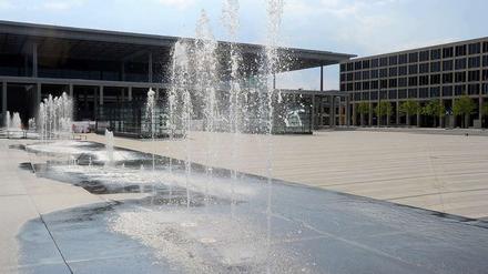 Hoch in der Luft. Springbrunnen am Flughafen BER.