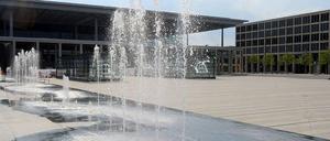 Hoch in der Luft. Springbrunnen am Flughafen BER.