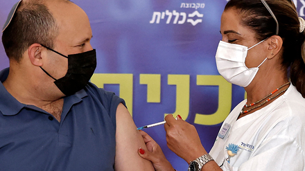 Der isralische Premierminister Naftali Bennett erhält seine dritte Impfung. Foto: Jack Guez/AFP