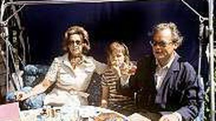 Bundeskanzler Willy Brandt (r) mit Ehefrau Rut (l) und Sohn Matthias (M) in den Sommerferien in Norwegen. Aufnahme vom 19. Juli 1972.