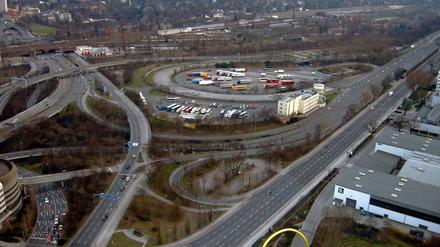 Hier droht bald Stillstand. Das Dreieck Funkturm, ein verwirrendes System: Der Verkehr von Avus zur A 100 (links hinten) wird nun über den Messedamm geführt (vorn).