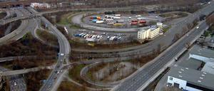 Hier droht bald Stillstand. Das Dreieck Funkturm, ein verwirrendes System: Der Verkehr von Avus zur A 100 (links hinten) wird nun über den Messedamm geführt (vorn).