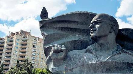 Faust auf Faust. Der sowjetische Bildhauer Lew Kerbel schuf einst das Thälmann-Denkmal. Zum 100. Geburtstag des deutschen Kommunistenführers wurde es im Jahr 1986 enthüllt. Schon damals war es bei vielen Ost-Berlinern umstritten. 
