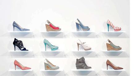 Eine Auswahl kühl präsentierter Damenschuhe, vor allem High-Heels mit auffälligen Mustern.