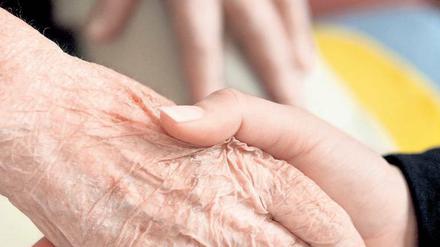 Hand in Hand. Sozialunternehmen erfahren eine immer größere Aufmerksamkeit. Sie suchen Betriebswirte und Juristen mit Know-how in Projektentwicklung. Foto: dpa