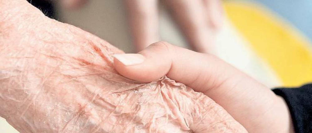 Hand in Hand. Sozialunternehmen erfahren eine immer größere Aufmerksamkeit. Sie suchen Betriebswirte und Juristen mit Know-how in Projektentwicklung. Foto: dpa