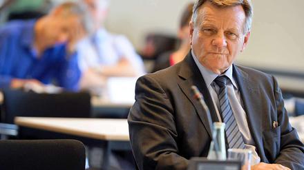 Hartmut Mehdorn sagt derzeit vor dem Bauausschuss zum Flughafen aus - und sorgt erneut für Überraschungen: Der BER-Chef denkt laut über eine dritte Start- und Landebahn für den Flughafen nach