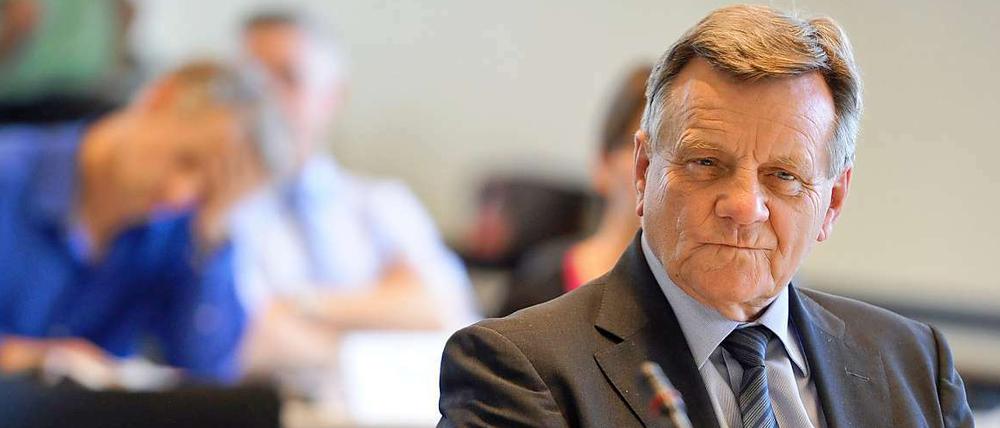 Hartmut Mehdorn sagt derzeit vor dem Bauausschuss zum Flughafen aus - und sorgt erneut für Überraschungen: Der BER-Chef denkt laut über eine dritte Start- und Landebahn für den Flughafen nach